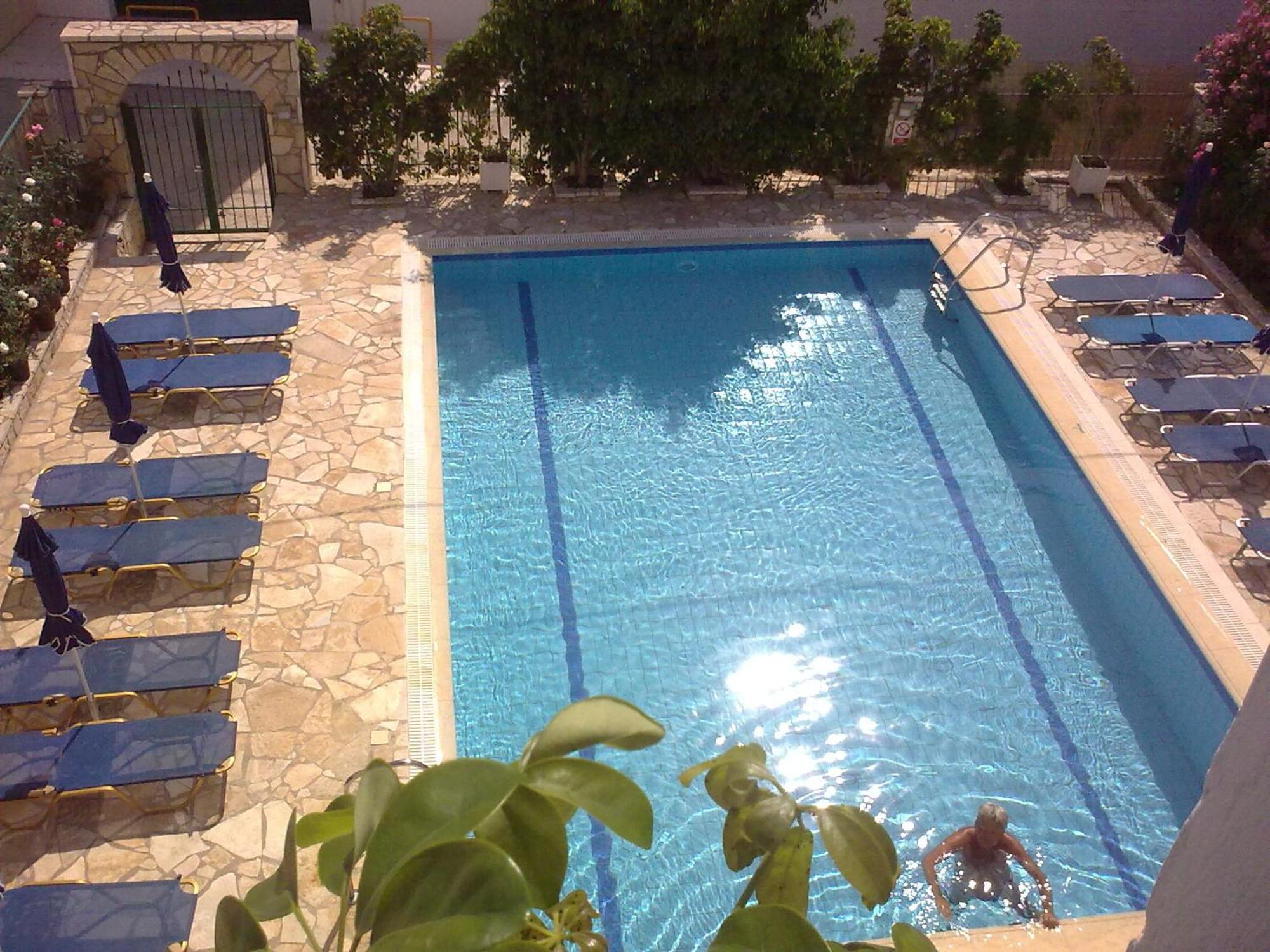 Petros Aparthotel