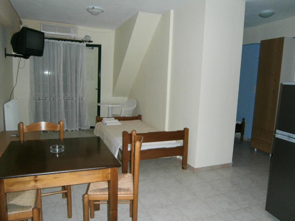 Petros Aparthotel 2*